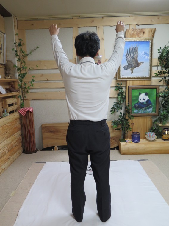 この姿勢は、左足の股関節に体重がかかっています。