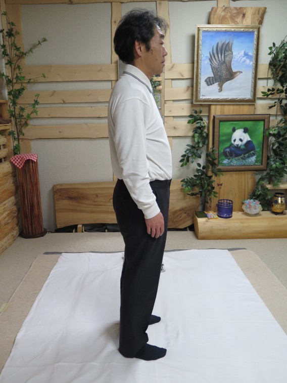胸を張ることで股関節が開いています。